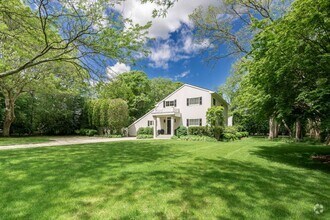 Building Photo - 331 Meadows W