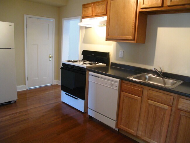 Building Photo - 203 W 29th St