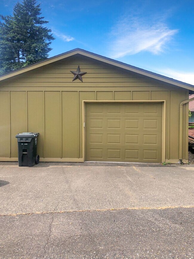 Building Photo - Adorable home, wonderful space and great l...