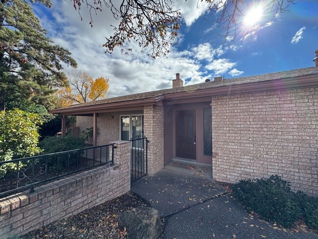 Foto del edificio - Mid-century Modern Garden Home!