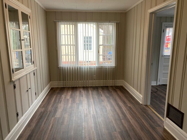 Building Photo - 2209 Milburnie * 3 brm 1.5 bath * Central ...