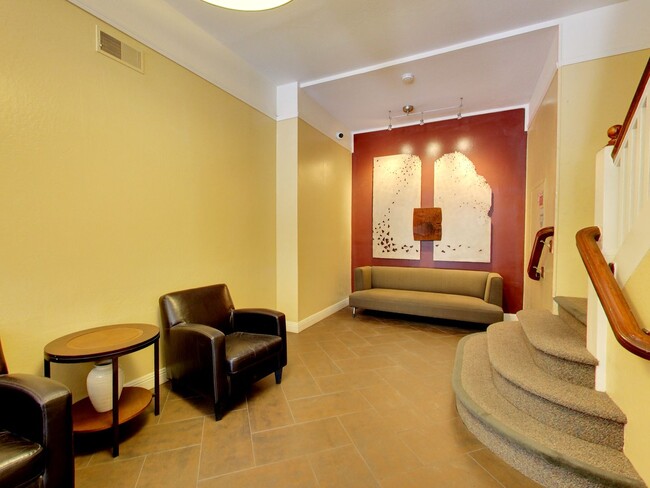 Foto del edificio - Large, Remodeled 1 Br w/ Bay Windows