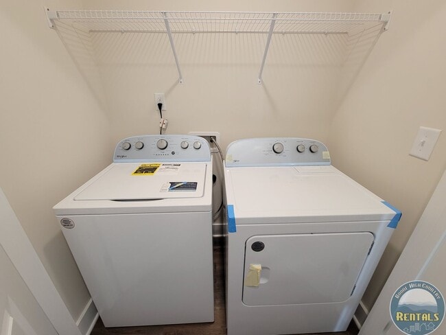 Foto del edificio - Hampton Estates Townhomes