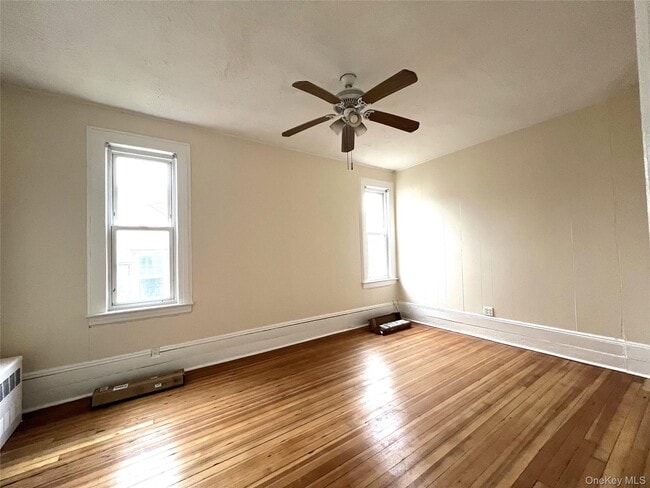 Foto del edificio - 241 W Broadway