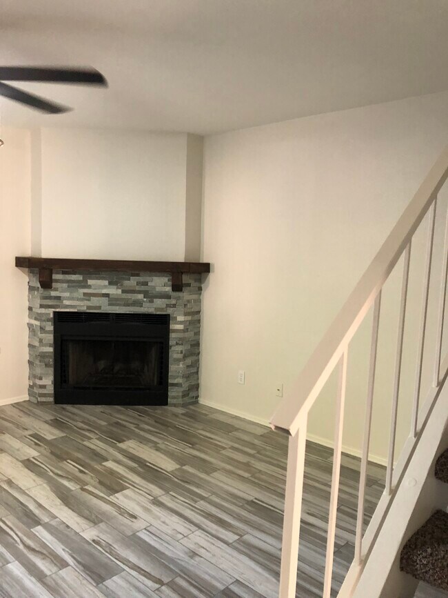 Chimenea de leña para sala familiar - 4901 E Kelton Ln