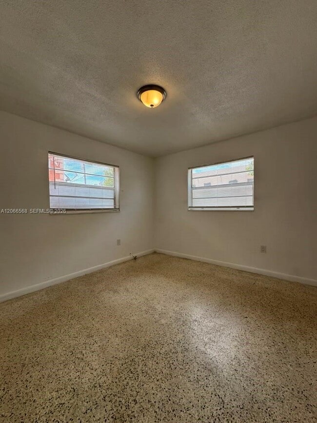 Building Photo - 735 W 15th St