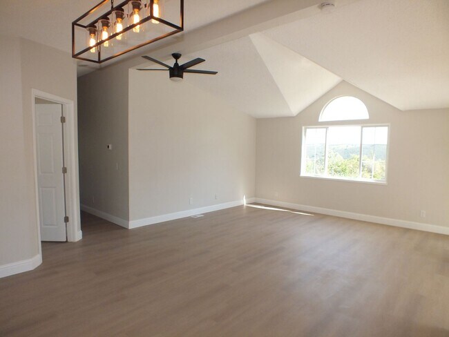 Foto del edificio - Rescue 4/3 retreat - includes separate cottage/office, 2 garage bays, RV pad and 5 acres with Sie...