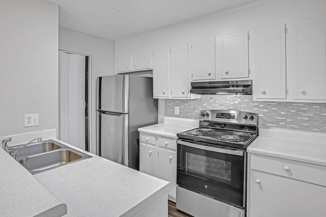 ¡Cocinas renovadas! - The Kensington Townhomes