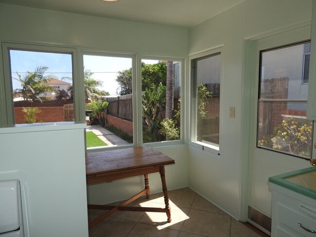 Building Photo - Gorgeous House with Huge Private Yard