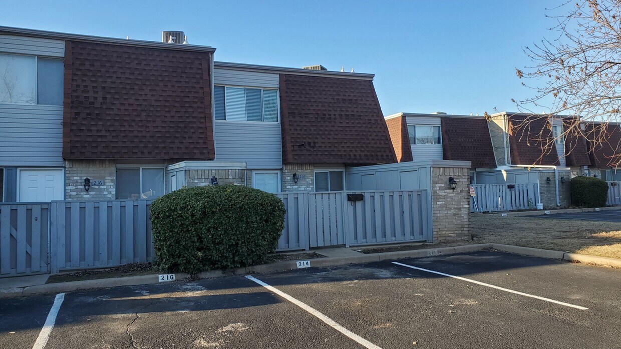 Foto principal - (2) Bed/2.5 (Bath)Townhome! Pool Access!