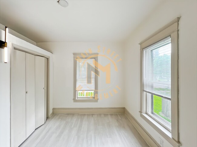 Building Photo - 1116 W 8th St
