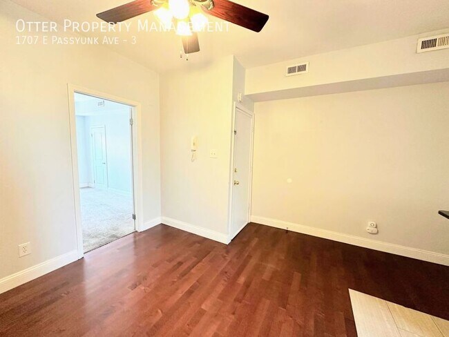 Building Photo - Lovely 2BR/1BA South Philly Apt with Ample...