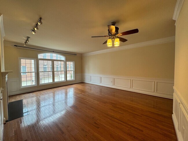 Building Photo - Gorgeous 4 Bed 3 Bath End Unit Brick Townh...