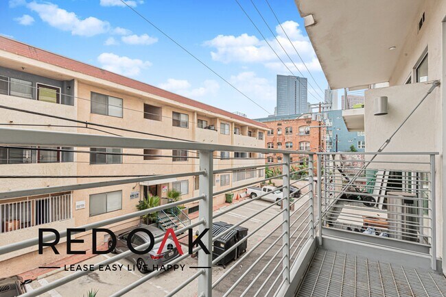 Foto del edificio - Luxurious Contemporary One Bedroom with Ce...