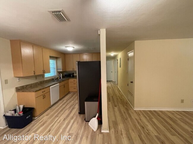 Building Photo - 3 br, 1 bath House - 4232 NW 22nd Terrace