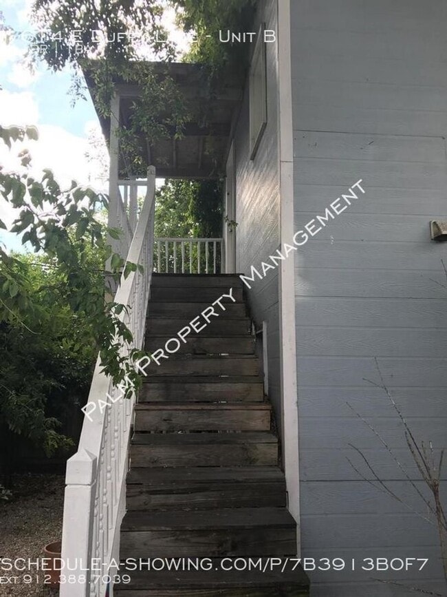 Building Photo - Adorable Studio Apartment Available with great shared Courtyard