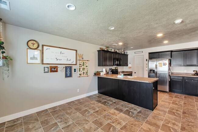Building Photo - 154 1325 W
