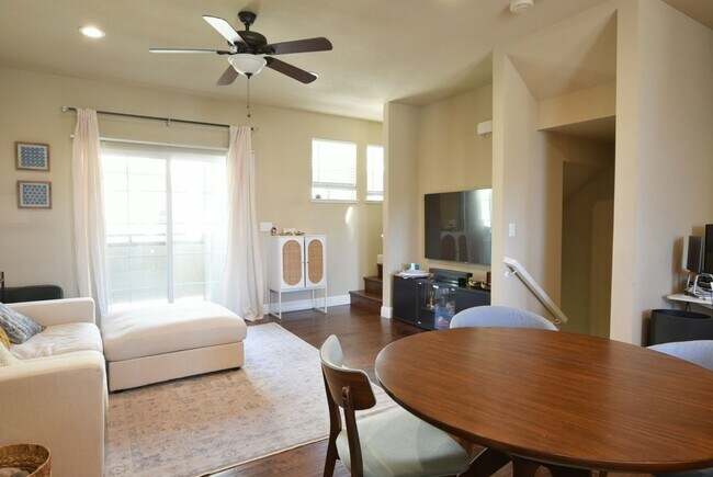 Foto del edificio - Beautiful and Modern 3 Bedroom 3.5 Bath Tr...