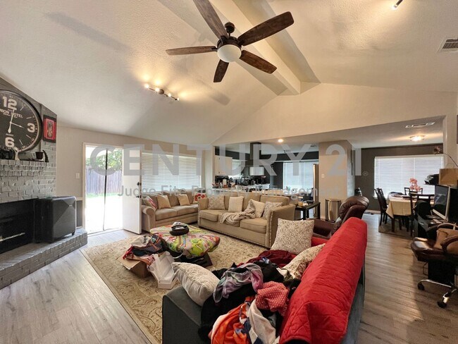 Building Photo - Stylish and Updated 3/2/2 in Bedford For R...