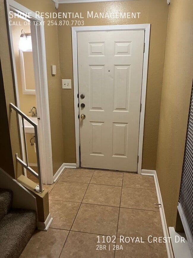 Building Photo - 1102 Royal Crest Dr