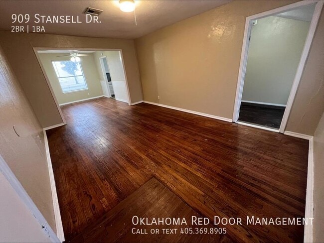 Building Photo - 909 Stansell Dr