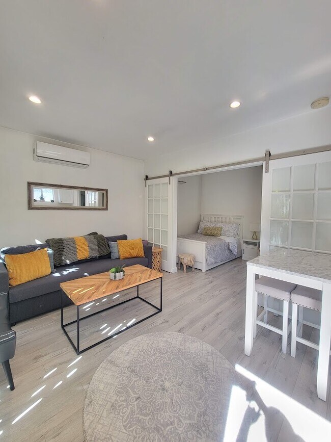 Foto del edificio - 3332 Cricklewood St