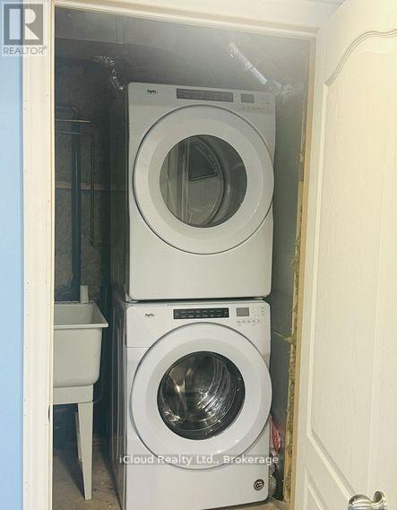 Building Photo - 32 Maple Beach Crescent