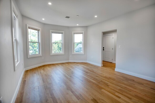 Building Photo - Newly Renovated - Central AC - Patio - Close to T