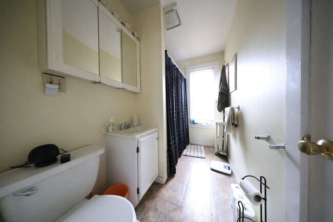 Foto del edificio - No brokers Fee, No Security Deposit, Small Dogs Friendly, Backyard, Eat-in Kitchen