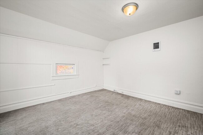 Building Photo - 527 Monroe St