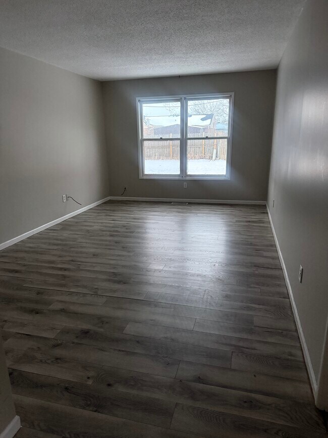 Foto del edificio - 3301 Bobwhite Ave