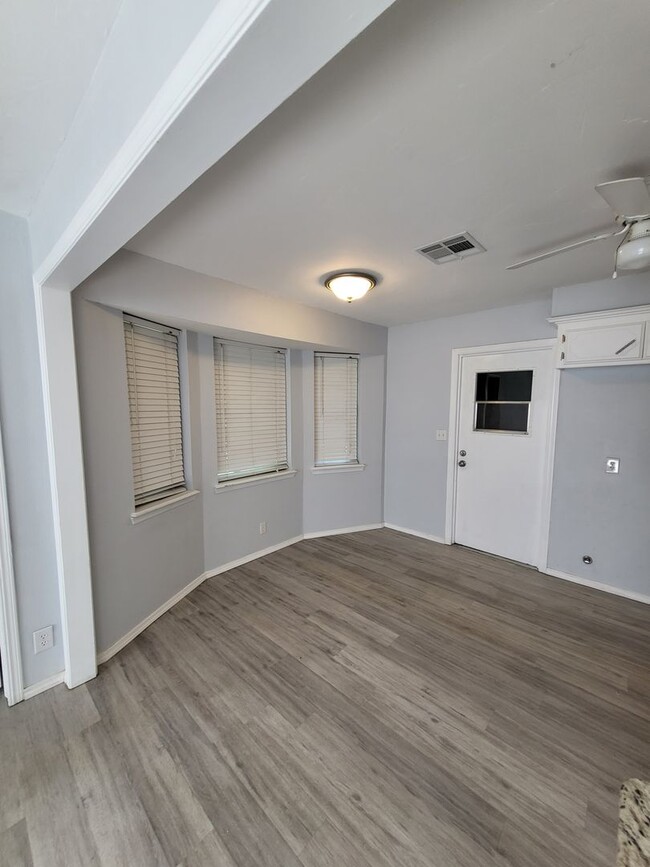 Building Photo - (4) Bed/(2.5) Bath in Core Norman Avail NO...