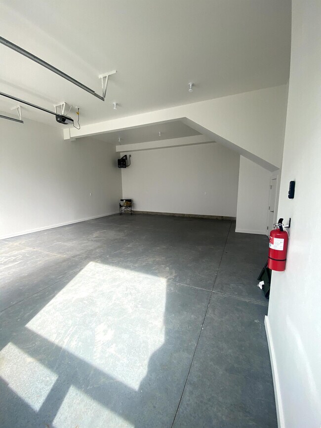 Building Photo - 617 Nikles Dr
