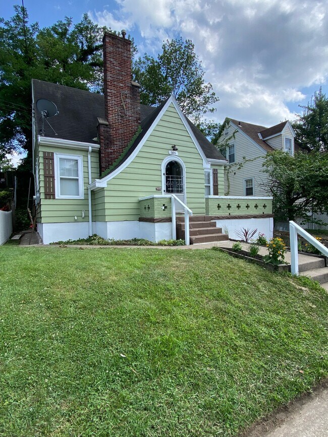 Building Photo - 105 E 30th St