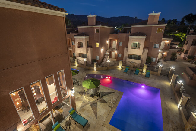 Área de la piscina de noche - Scott Villa Apartments