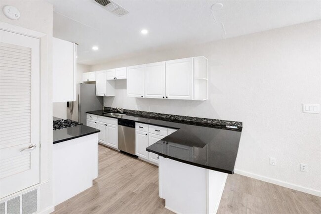 Foto del edificio - 5917 Little Creek Trail