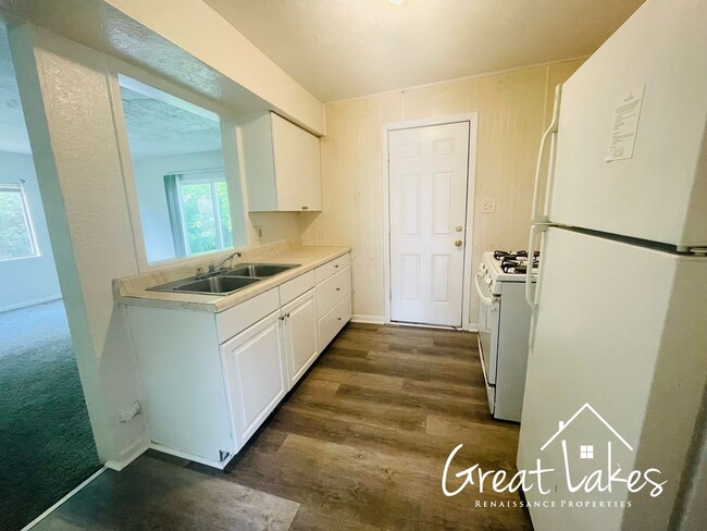 Building Photo - Lovely 3 Bedroom 1 Bathroom now available ...