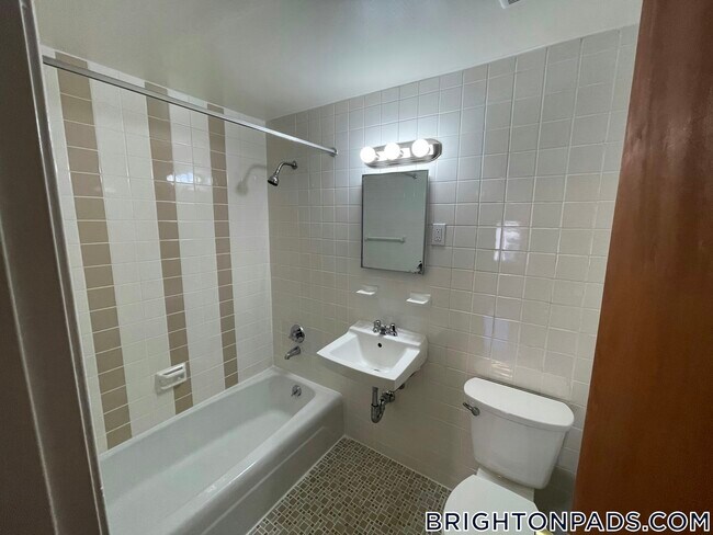 Foto del edificio - 164 N Beacon St