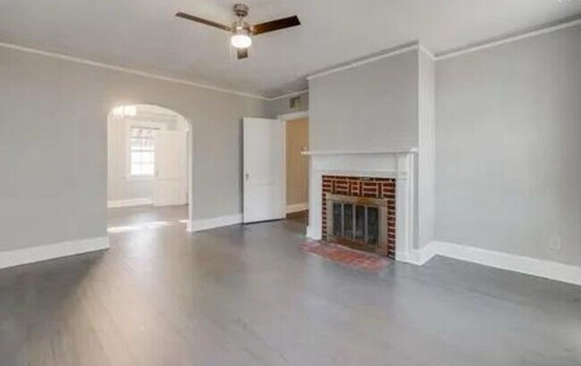 Foto del edificio - Cozy 2bd/1ba brick cottage near downtown C...