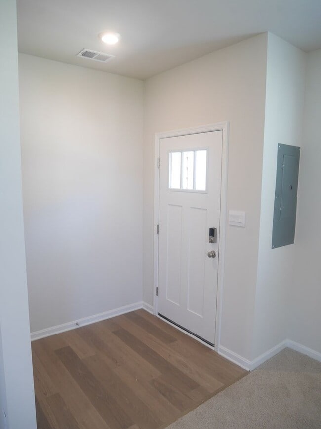 Building Photo - Modern End-Unit Townhouse in Sassafras Mea...