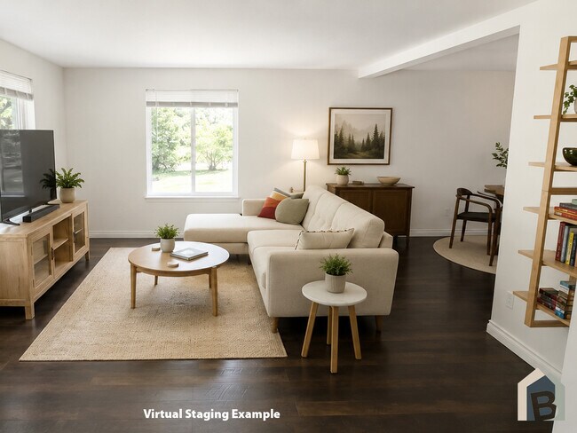 Sala de estar luminosa y acogedora con vistas al césped y a árboles de hoja perenne maduros. - 20981 Port Gamble Rd NE