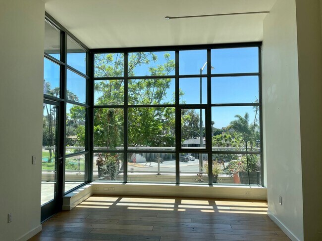 Foto del edificio - Gorgeous 3 Bedroom 2 Bath Condo For Rent a...