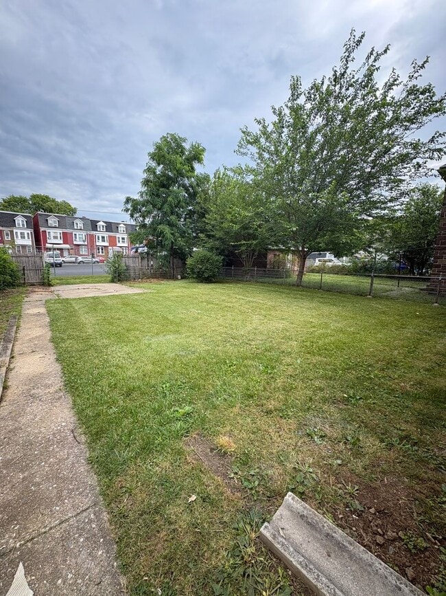Building Photo - Available Now 2-story. 2 BR w/ Bonus Room