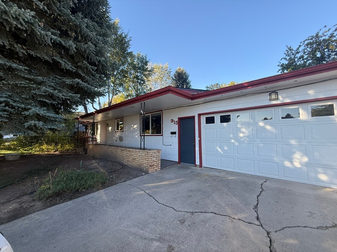 Primary Photo - 915 Park Dr