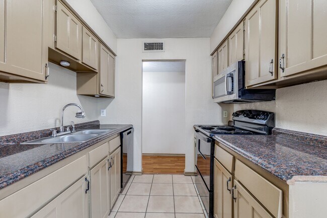 Foto del edificio - 7117 Edinburg Dr