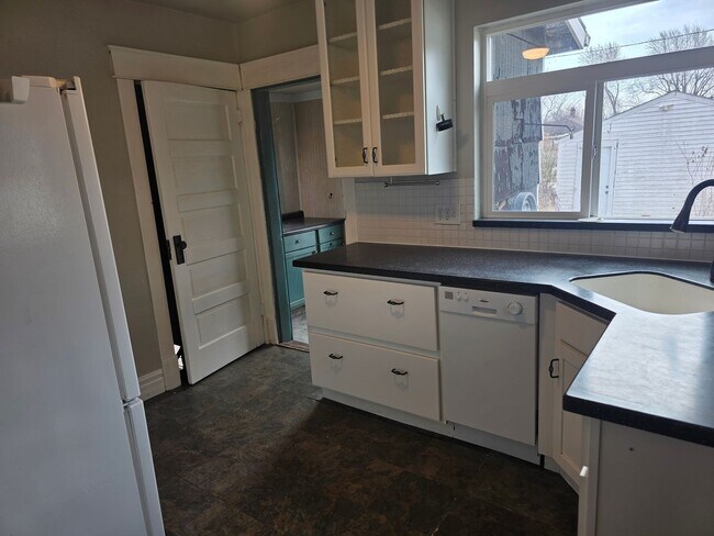 Building Photo - 3-Bedroom, 1-Bathroom Home with Basement & Garage – $1,375/Month | Accepting Section 8