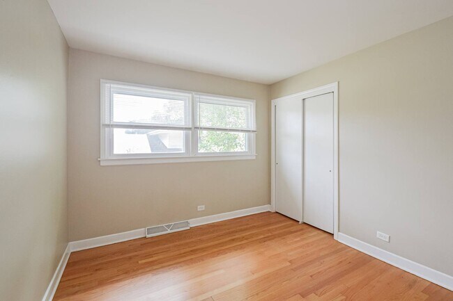 Building Photo - 418 S Kennicott Ave