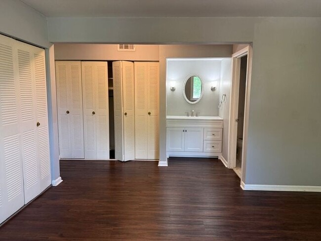 Building Photo - FOR RENT - 3 Bedroom Condo in Green Hills