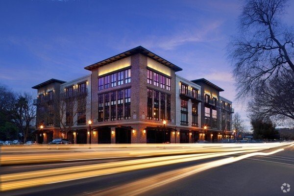 Building Photo - Governor's Corner