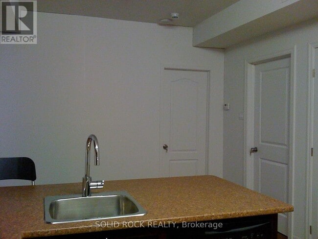 Building Photo - 242 Rideau St